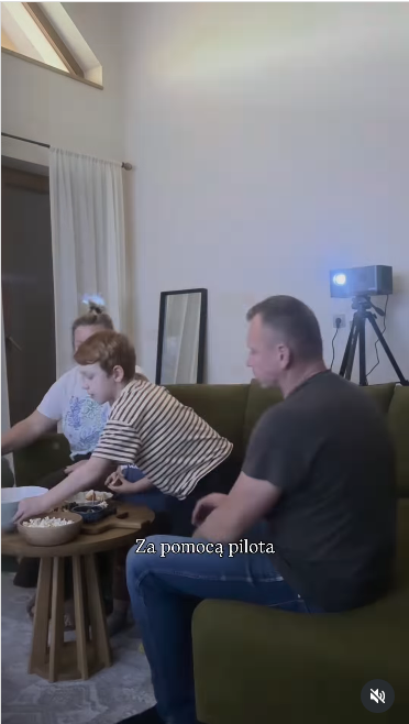 Zdziwiła mnie jakość obrazu i dźwięku, nie trzeba żadnych dodatkowych sprzętów, by poczuć się jak w kinie. 